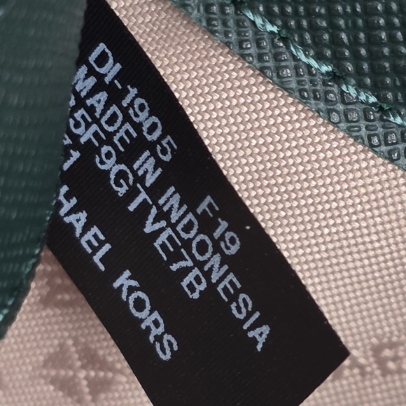 Michael Kors Jet Set Continental Wristlet - Picture 4 of 6